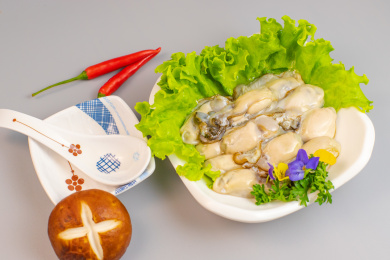 放在白色瓷盘生菜叶上的蛤蜊肉