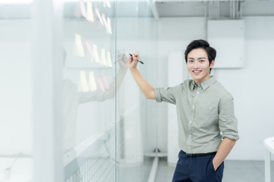 亚洲商务人士在办公室