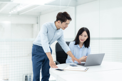 亚洲商务人士在办公室