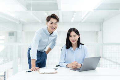 亚洲商务人士在办公室