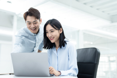亚洲商务人士在办公室