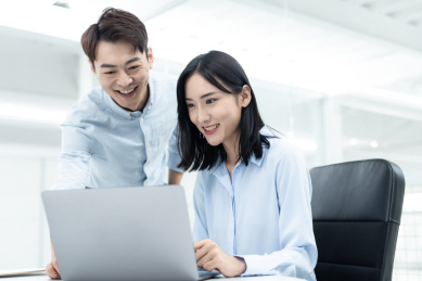 亚洲商务人士在办公室