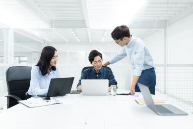 亚洲商务人士在办公室