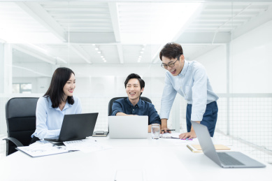 亚洲商务人士在办公室