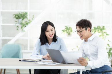 亚洲商务人士在办公室
