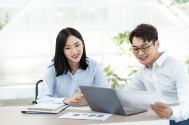 亚洲商务人士在办公室