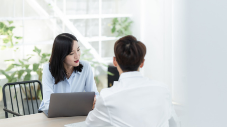 亚洲商务人士在办公室