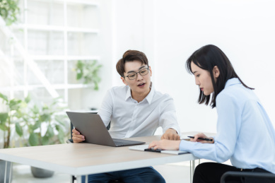 亚洲商务人士在办公室