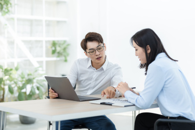 亚洲商务人士在办公室