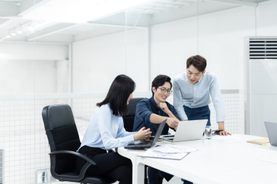 亚洲商务人士在办公室