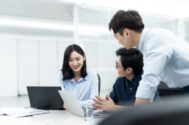 亚洲商务人士在办公室