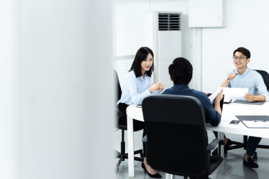 亚洲商务人士在办公室