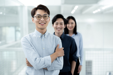 亚洲商务人士在办公室