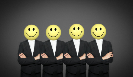 一个团队的商务人士自信的微笑看着镜头集体合照和500强队伍面试的场景概念