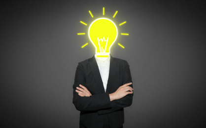 一个商务人士头上灯泡冒着亮光象征有好的想法创意灵感好办法窍门技巧去解决问题启发启迪教育创新idea概念