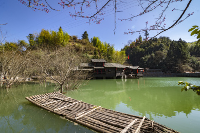 碧水潭里的竹排、潭边的的木屋及周边风光，中国福建长汀