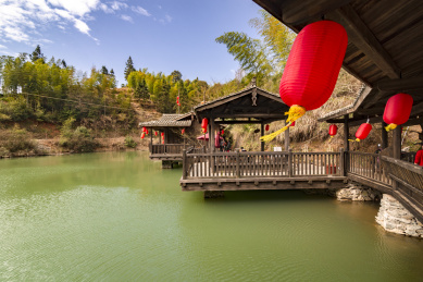 碧水潭边的挂满灯笼的木屋及回廊，中国福建长汀