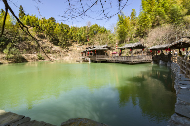 碧水潭边的木屋及周边风光，中国福建长汀