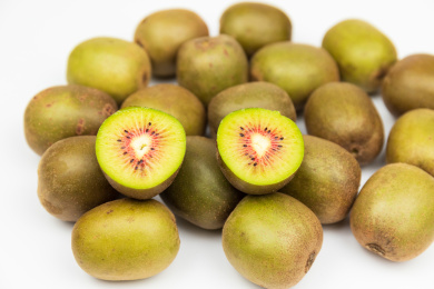 白色背景上的新鲜水果猕猴桃