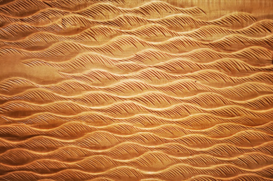 手工雕刻波浪花纹的棕黄色木板背景