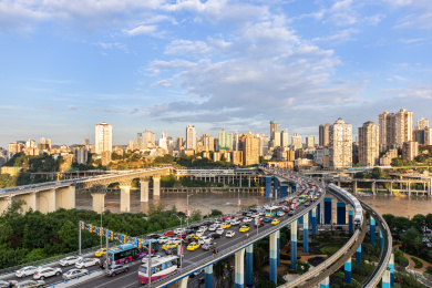 白天下桥梁连接下的重庆嘉陵江两岸风光