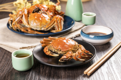 蒸熟的河蟹整齐的摆放在桌面上