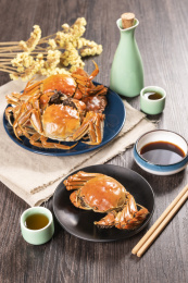 蒸熟的河蟹整齐的摆放在桌面上