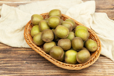 桌面上水果盘里的新鲜猕猴桃