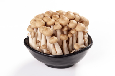 保健食品蟹味菇摆放在碟子中