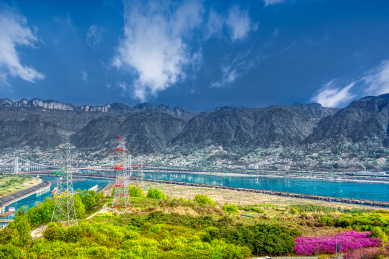 蓝天白云下的中国宜昌三峡大坝景观