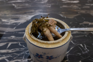 中国粤菜美食田基黄炖鸡脚水浴盅汤