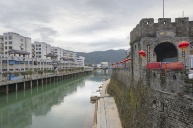 汀江畔的古城墙、小城楼及对岸的建筑，中国福建长汀