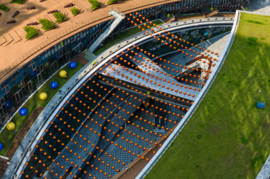 鸟瞰下的一排排红色小灯笼