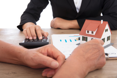 穿着正装的地产销售人员耐心的为客户讲解有关情况