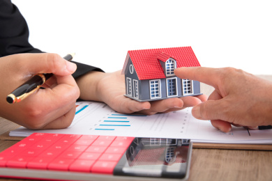 商品房中介在给购房者讲解楼盘的详细情况