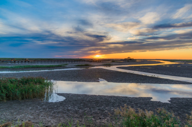 中国辽宁省盘锦市红海滩傍晚落日晚霞自然风光