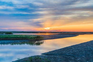 中国辽宁省盘锦市红海滩傍晚落日晚霞自然风光