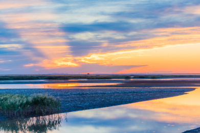 中国辽宁省盘锦市红海滩傍晚落日晚霞自然风光
