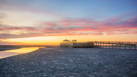 中国辽宁省盘锦市红海滩傍晚落日晚霞自然风光