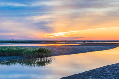 中国辽宁省盘锦市红海滩傍晚落日晚霞自然风光