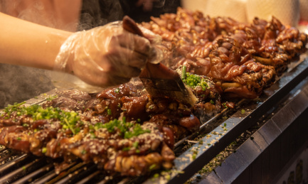 正在被厨师刷酱的美味烧烤猪蹄