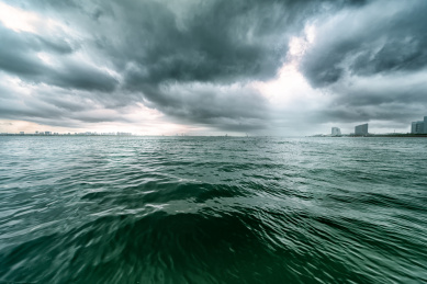 暴风雨中的福建省厦门市五缘湾