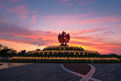 南京江宁区百家湖畔的凤凰台广场与日落时的晚霞