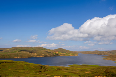 蓝天白云下的中国云南昭通大山包高原湖泊秋季景观