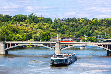 捷克共和国首都布拉格市伏尔塔瓦河上的桥梁和游船
