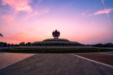 日落时的南京江宁区百家湖畔的凤凰台广场
