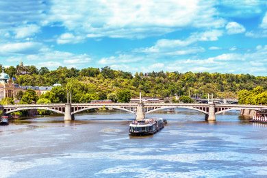 捷克共和国首都布拉格市伏尔塔瓦河上的桥梁和游船