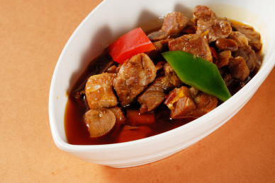 白瓷碗盛放的酱焖排骨