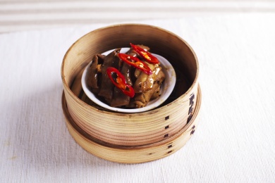 白瓷盘盛放的广式黑椒猪肚