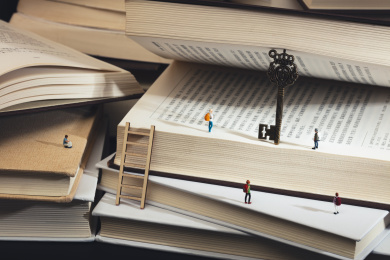 在书本上找寻钥匙的学生爬梯子